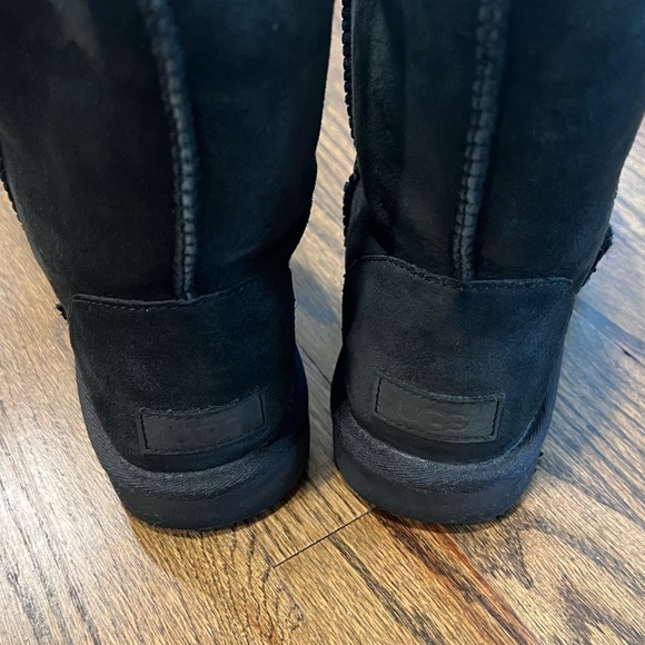 Ugg Classic Short II Women’s Size 7 in Black - Picture 2 of 3